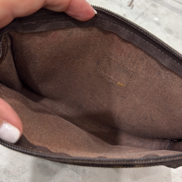 Authentic Louis Vuitton Vintage Monogram Toiletry Bag. - Picture 6 of 6